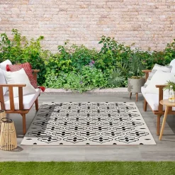 Kirklands Home Ivory & Black Quatrefoil Indoor/Outdoor Rug, 4x6 Best